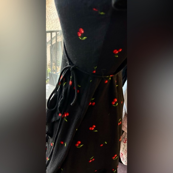 Solemio, Las Angeles. Black, wrap top with cherry print. Sz. S women’s - Picture 4 of 10
